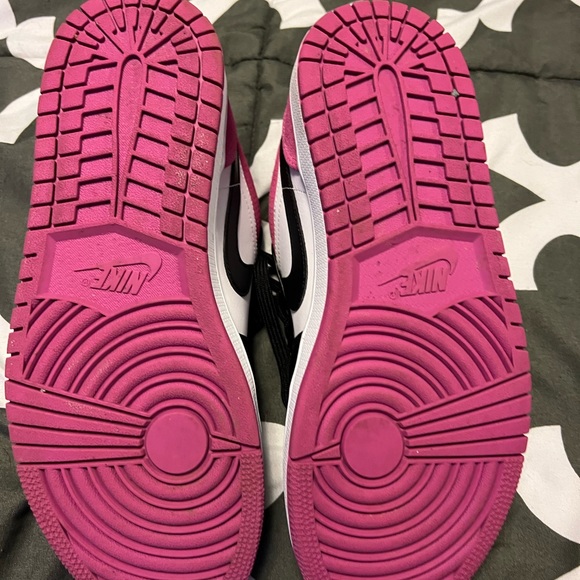 Air Jordan 1 Low SE GS Black Active Fuchsia - Picture 5 of 6